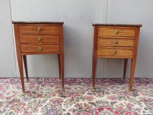 Cópia de mesinhas de cabeceira estilo Luís XVI folheadas em nogueira, época meados de 1800